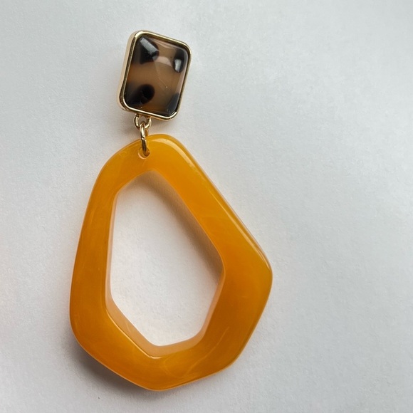 Loop mable yellow  earrings with leopard top - Picture 6 of 7